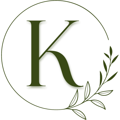 O logotipo apresenta a letra "K" em uma tonalidade verde-escura, cercada por um círculo e decorada com um ramo de folhas na parte inferior direita, também em verde. O design é minimalista e orgânico, sugerindo temas naturais ou de bem-estar.