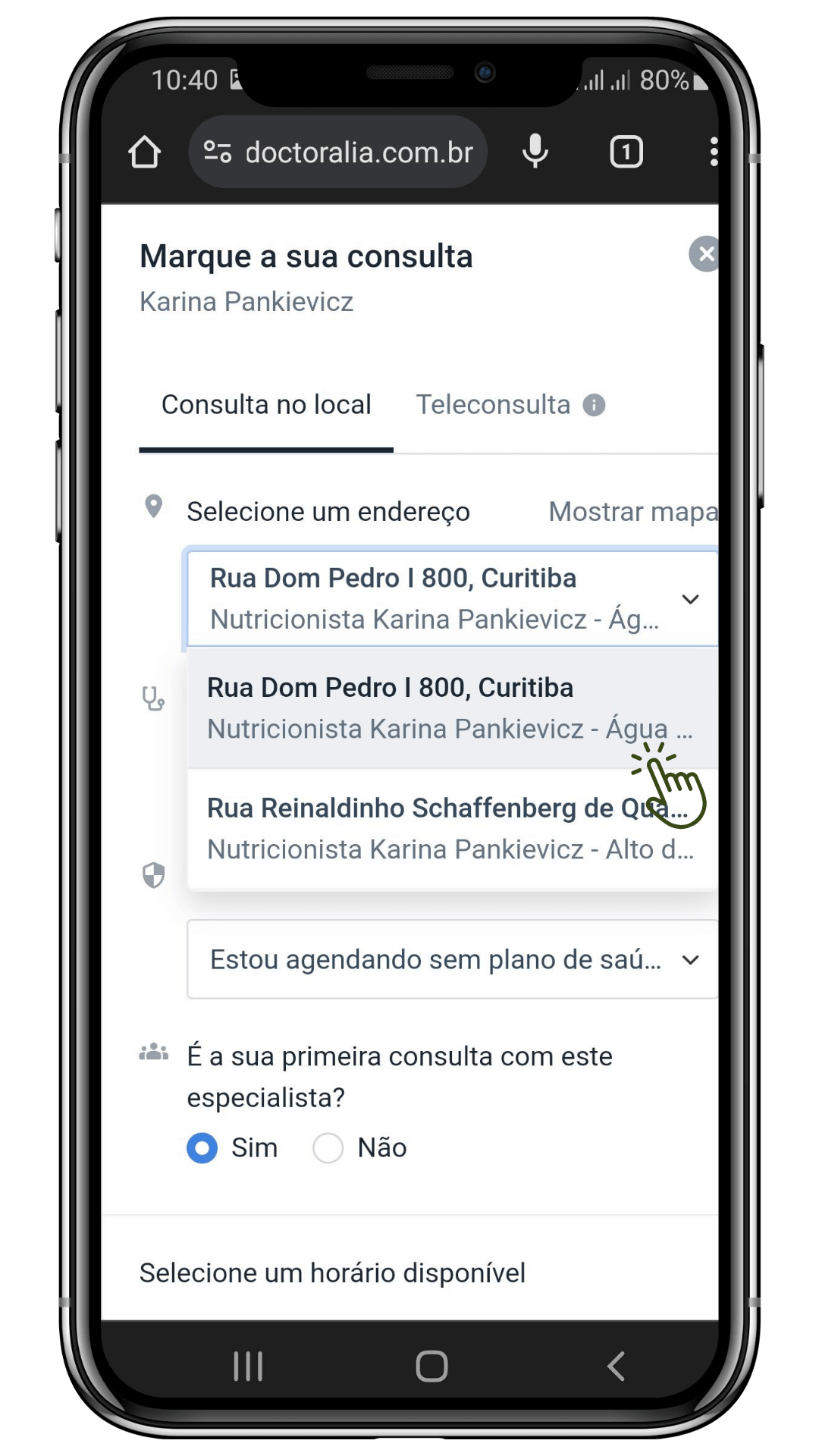 Captura de tela no smartphone do mesmo site, mostrando um menu suspenso para selecionar um endereço para a consulta. O cursor está posicionado sobre um dos endereços listados de nutricionista em Curitiba.