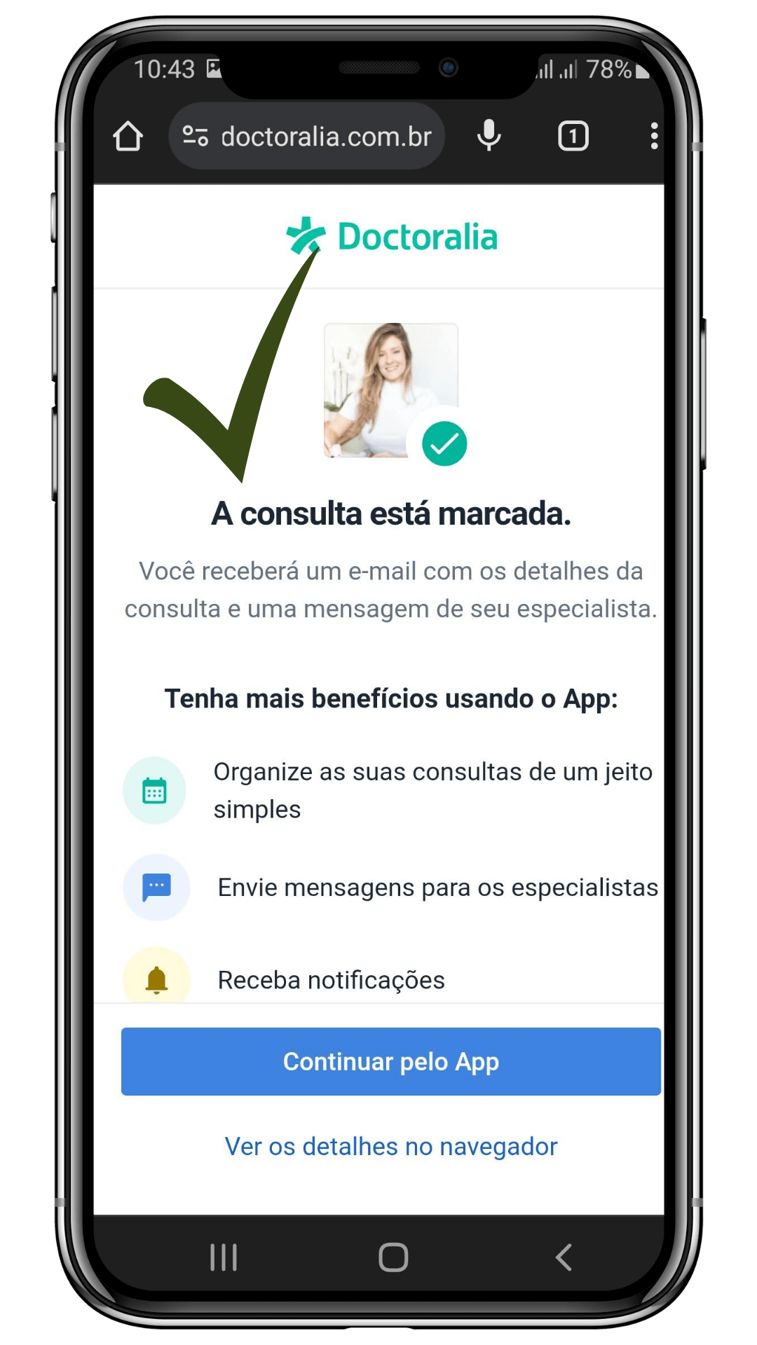 Tela de confirmação de uma consulta marcada em um smartphone, indicando que a consulta está agendada e que um e-mail será enviado com os detalhes, além de oferecer a opção de continuar pelo aplicativo ou ver os detalhes no navegador.