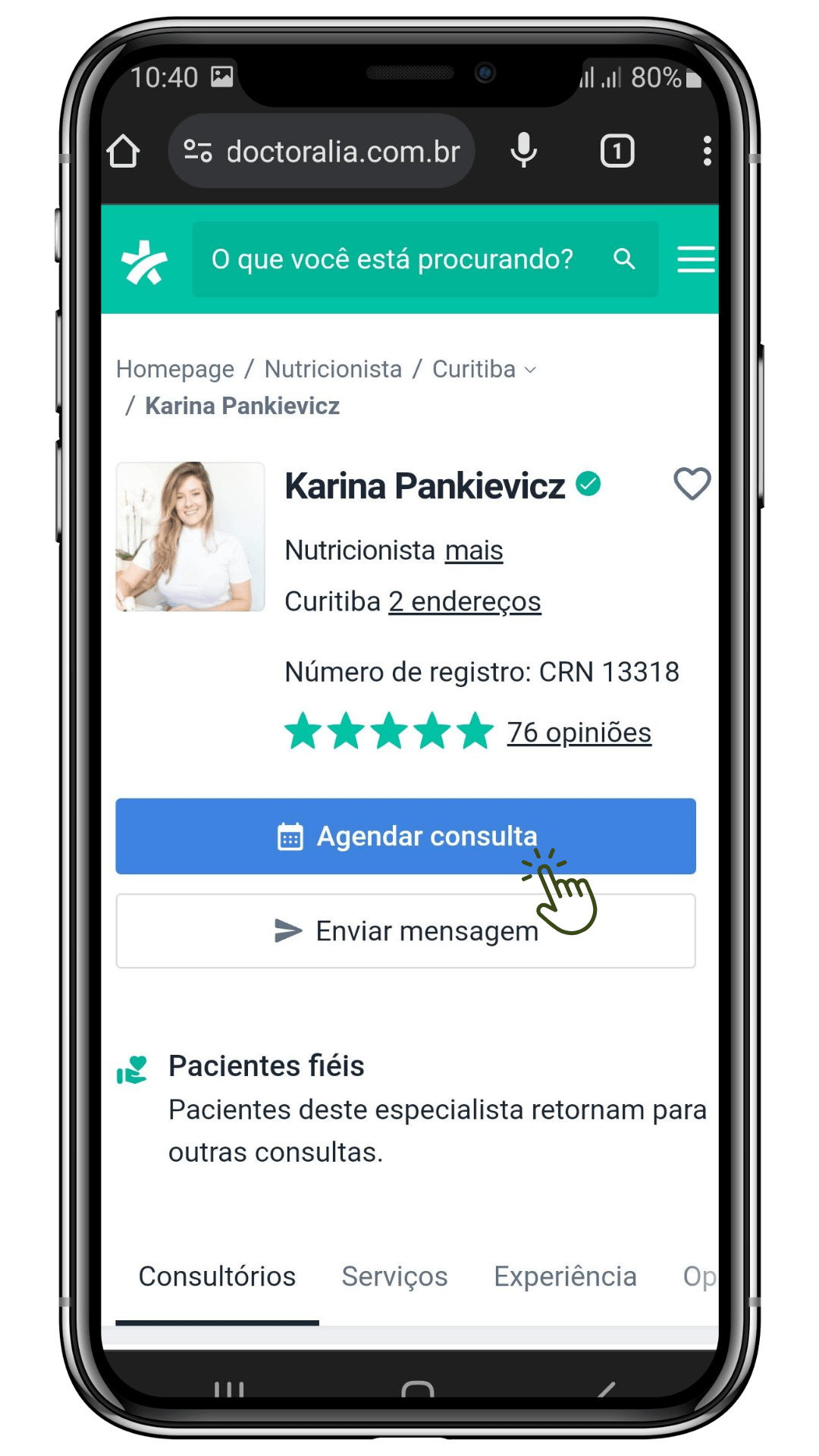 Captura de tela de um smartphone exibindo um perfil de nutricionista em um site de agendamento de consultas. O perfil contém uma foto, nome, localização, número de registro, classificação por estrelas e opiniões. Há botões para "Agendar consulta" e "Enviar mensagem", com um cursor sobre o primeiro.